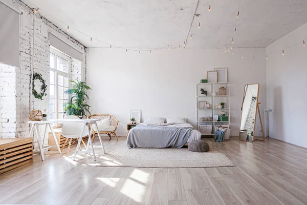 Elegante Loft Dormitorio Interior Amplio Apartamento Diseño Con Paredes Luz —  Fotos de Stock