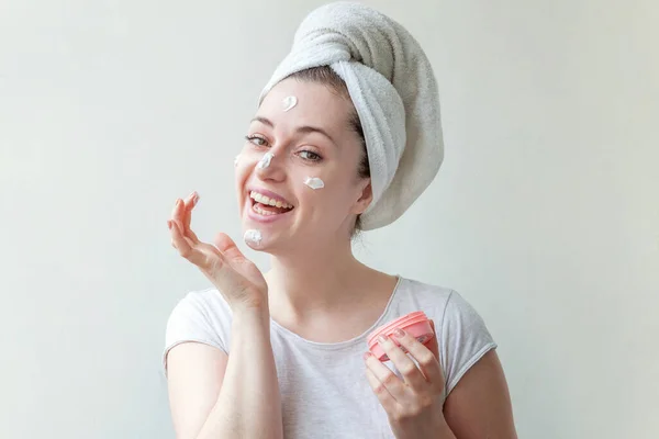 Schoonheidsportret Van Jonge Vrouw Handdoek Het Hoofd Aanbrengen Van Wit — Stockfoto