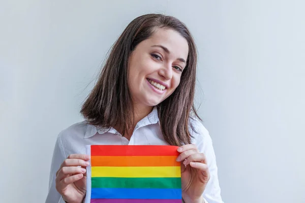 白地にLgbtの虹の旗が描かれた美しい白人レズビアンの女の子は幸せそして興奮しています 若い女性ゲイの誇りの肖像画 Lgbtqコミュニティの概念に対する平等な権利 — ストック写真