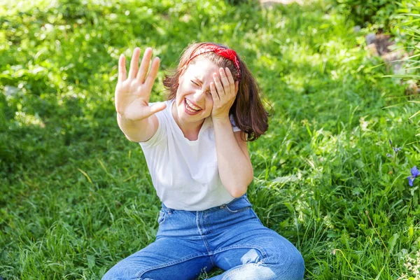 Menina Feliz Sorrindo Livre Mulher Bonita Morena Jovem Com Cabelos — Fotografia de Stock