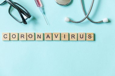 Mavi pastel arka planda Coronavirus şırınga gözlüğü ve steteskop ifadesi. Roman Coronavirus 2019-nCoV MERS-Cov Covid-19 Orta Doğu Solunum Sendromu Coronavirus virüs aşısı konsepti