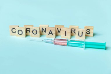 Yazılı ifade Coronavirus ve mavi pastel arka planda şırınga. Roman Coronavirus 2019-nCoV MERS-Cov Covid-19 Orta Doğu Solunum Sendromu Coronavirus virüs aşısı konsepti