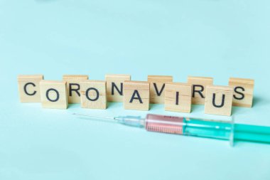 Yazılı ifade Coronavirus ve mavi pastel arka planda şırınga. Roman Coronavirus 2019-nCoV MERS-Cov Covid-19 Orta Doğu Solunum Sendromu Coronavirus virüs aşısı konsepti