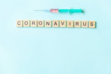 Yazılı ifade Coronavirus ve mavi pastel arka planda şırınga. Roman Coronavirus 2019-nCoV MERS-Cov Covid-19 Orta Doğu Solunum Sendromu Coronavirus virüs aşısı konsepti
