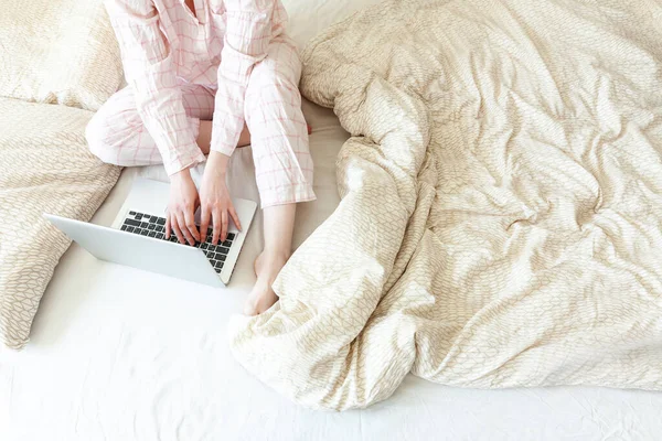 Ufficio Mobile Casa Giovane Donna Pigiama Seduta Sul Letto Casa — Foto Stock