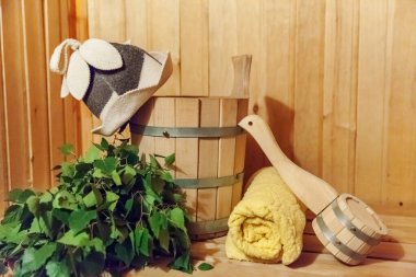 İç detayları Geleneksel sauna aksesuarları havzası huş süpürgesi kepçe şapka havlu keçe ile Fin sauna buhar odası hamam