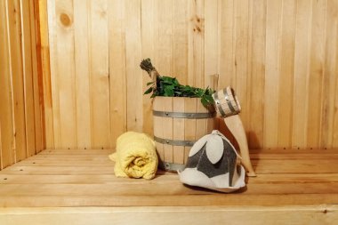 İç detayları Geleneksel sauna aksesuarları havzası huş süpürgesi kepçe şapka havlu keçe ile Fin sauna buhar odası hamam