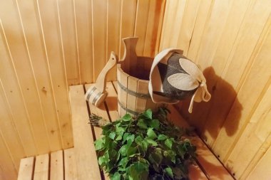 İç detayları Geleneksel sauna aksesuarları havzası huş süpürgesi kepçe keçe şapka ile Fin sauna buhar odası hamamı