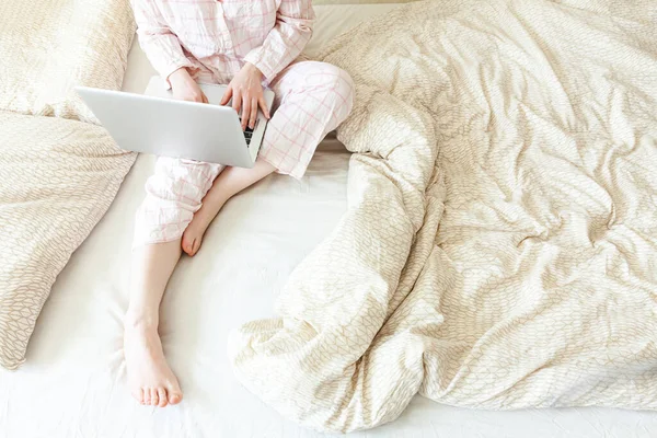 Ufficio Mobile Casa Giovane Donna Pigiama Seduta Sul Letto Casa — Foto Stock