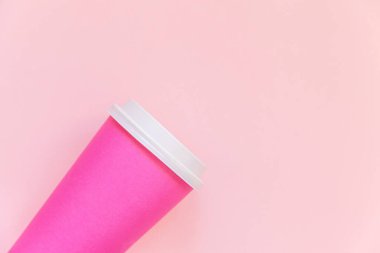 Sadece düz pembe pastel renkli trendy arka plan tasarım pembe kağıt kahve fincanı yatıyordu. Paket içecek kabı. Günaydın uyanık kavramı uyanmak. İçecek maket şablonu. En iyi görünüm kopyalama alanı