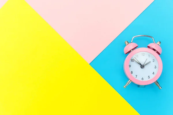 Tocando Sino Duplo Relógio Alarme Clássico Isolado Azul Amarelo Rosa — Fotografia de Stock