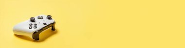 Beyaz joystick oyun sahası, sarı renkli arka planda izole edilmiş oyun konsolu. Bilgisayar oyunu yarışması video oyunu kontrol yüzleşmesi konsepti. Siber uzay sembolü Sancak