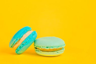 Tatlı badem renkli tek boynuzlu at mavi badem kurabiyesi ya da modern moda modasına uygun izole edilmiş bademli tatlı pastası. Fransız kurabiyesi. Asgari gıda fırını konsepti. Boşluğu kopyala