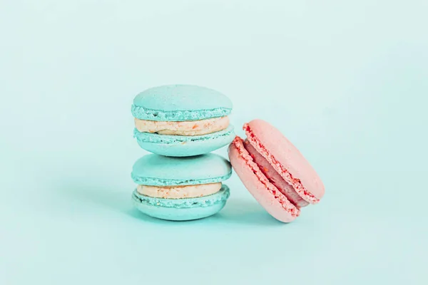 甜杏仁色彩艳丽的独角兽蓝色粉红玛卡隆或玛卡隆甜点蛋糕孤立在时髦的蓝色粉底 法国甜饼干 最小的食品烘焙概念 复制空间 — 图库照片