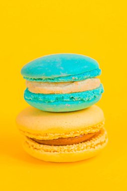 Tatlı badem renkli tek boynuzlu at mavi badem kurabiyesi ya da modern moda modasına uygun izole edilmiş bademli tatlı pastası. Fransız kurabiyesi. Asgari gıda fırını konsepti. Boşluğu kopyala