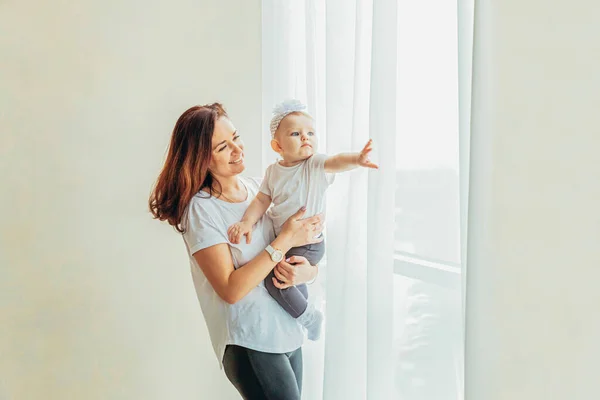 Restez Maison Restez Sécurité Jeune Mère Tenant Son Enfant Femme — Photo