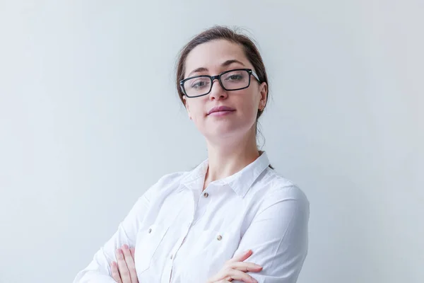 Menina Feliz Bonita Sorrindo Beleza Retrato Simples Jovem Mulher Morena — Fotografia de Stock