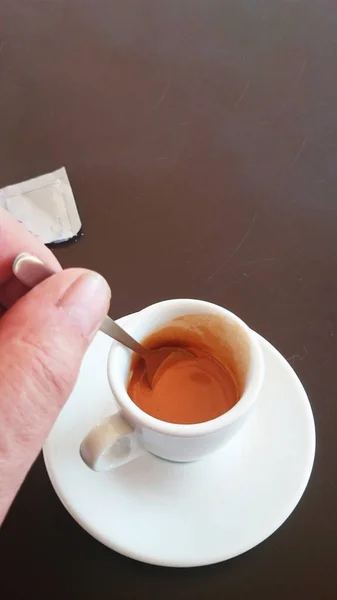 Xícara de café com café servido por mistura — Fotografia de Stock