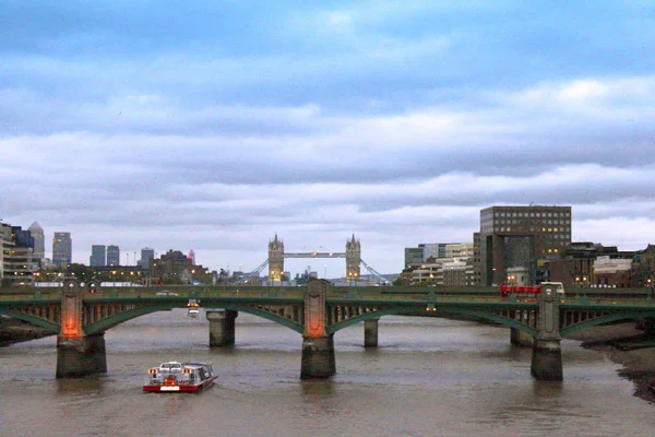 Most nad rzeką Thames Londyn — Zdjęcie stockowe