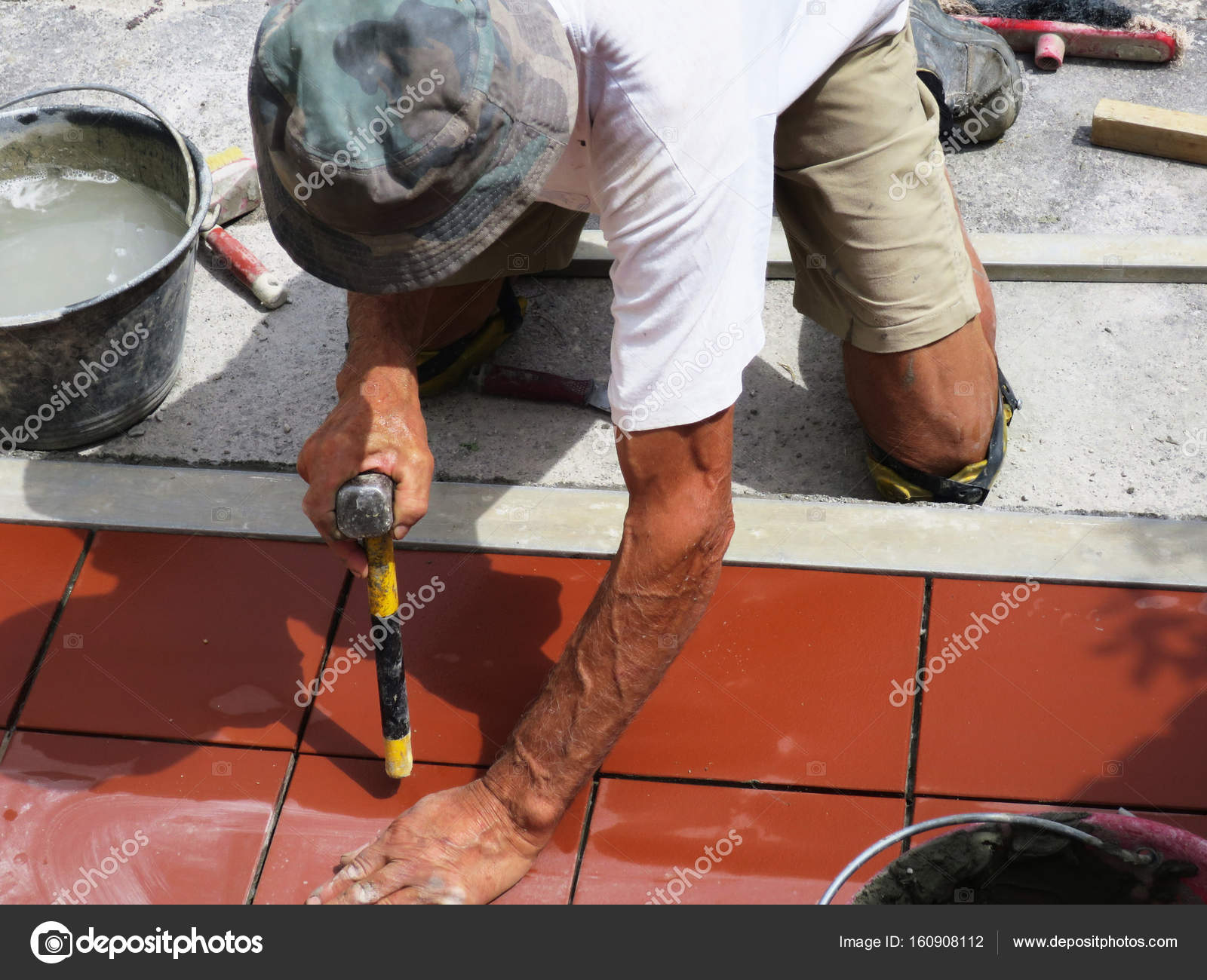 Ev tadilatı, yenileme inşaat işçisi tiler fayans döşeme, seramik