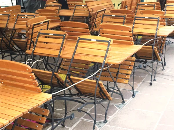 Лавки та стільці обслуговування дерев'яних розкладних барів — стокове фото
