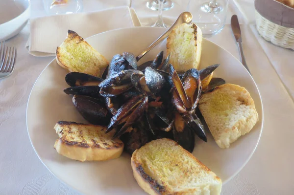 Piatto Pepato Cozze Crostini — Foto Stock