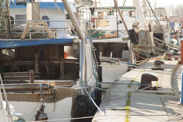 釣り用のモーター ボートが港に係留 — ストック写真