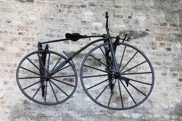 壁に掛かっている歴史的な自転車 — ストック写真