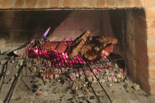 Steaks Florentins Sur Gril Dans Cheminée — Photo