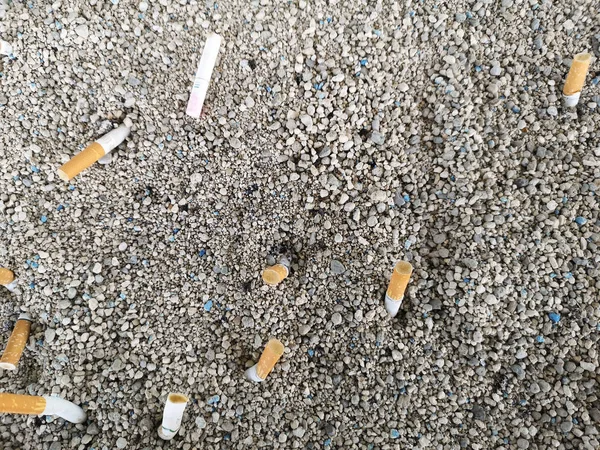 Sand Mit Aschenbecher Zigarettenstummeln — Stockfoto