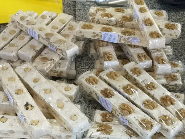 Puesto Con Palos Turrón Con Nueces —  Fotos de Stock