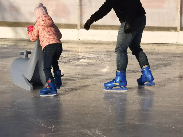 Льодові Ковзани Дітьми — стокове фото