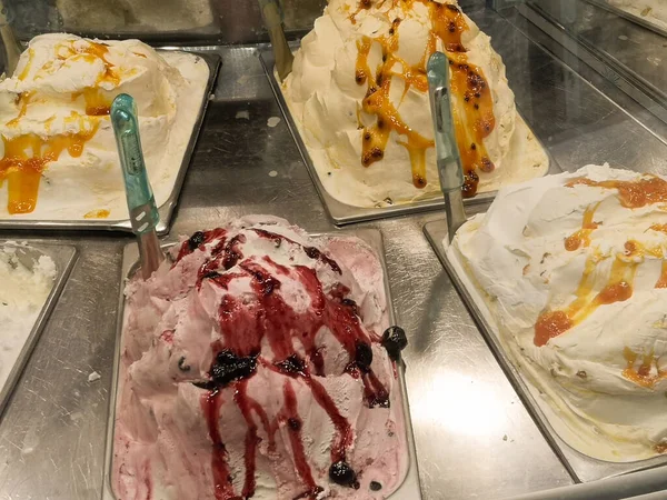 Bandejas Helado Surtido Exhibidas Para Venta —  Fotos de Stock