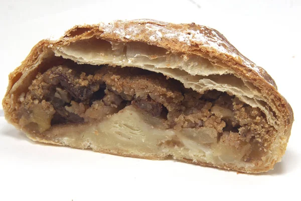 Trentino Tradicional Bolo Maçã Passas Strudel Com Creme — Fotografia de Stock