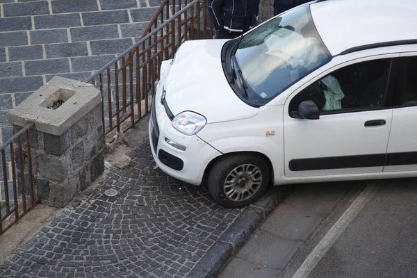 Road Auto Met Verkeersagent — Stockfoto