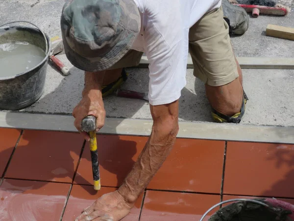 Döşeme Maksadıyla Döşeyen Işçi Tiler Metre — Stok fotoğraf