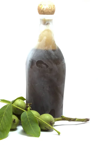 Walnussfrüchte noch grün und Flasche mit Walnuss — Stockfoto
