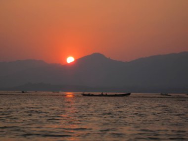 Günbatımı üzerinde Inle Gölü, Myanmar