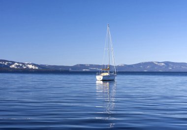 Lake Tahoe'da demirlemiş tekne