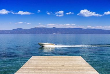 Powerboat üzerinde Lake Tahoe dalgalar yapma