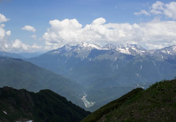 Kafkasya dağ sırasının zirvelerinden birine doğru bak. — Stok fotoğraf