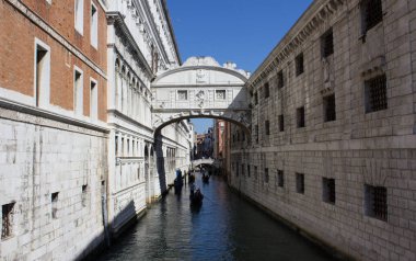 Venedik 'te tipik bir dar sokak, sadece hareket edebileceğiniz bir yer.