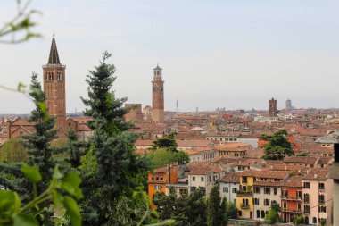 Küçük bir İtalyan kasabasının kırmızı çatılarının üst manzarası.