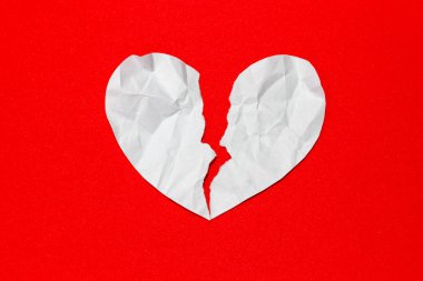Kalp şekli crumpler kağıt kırmızı zemin üzerine Valentine'nın kırık 