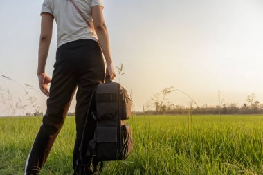 kadınların kırsal seyahat sırt çantası ile gün, turizm kavramı akşam doğa yeşil pirinç alan üzerinde durmak