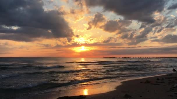 Coucher de soleil romantique sur la plage — Video