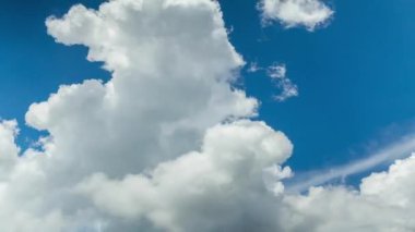 Zaman atlamalı bulutlar ve mavi gökyüzü