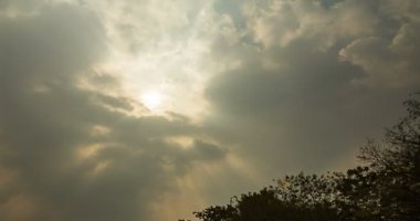 Bulutlar sayesinde güneş hareket ediyor. Bulutların arasından demetini.