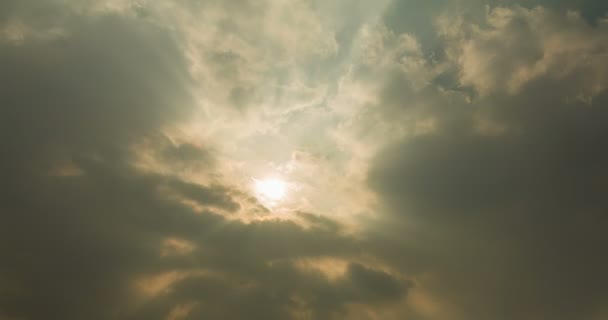 Wolken Ziehen Durch Die Sonne Bilden Sie Einen Strahl Durch — Stockvideo