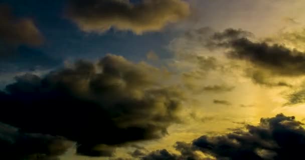 Le ciel coloré du soir. Avant qu'il ne disparaisse dans l'obscurité 